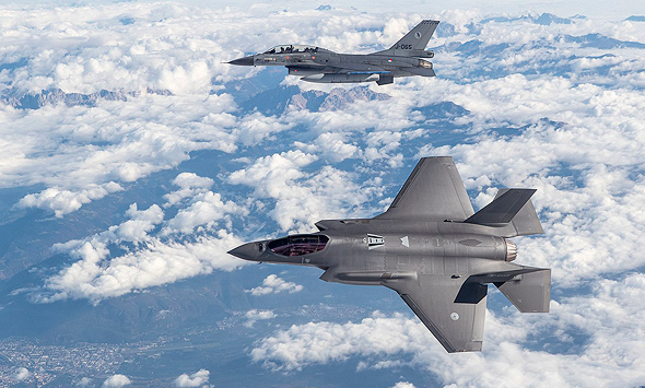 F35 (בחזית) ו-F16. האחרון מהיר בכ-600 קמ"ש מיורשו F35 (בחזית) ו-F16. האחרון מהיר בכ-600 קמ"ש מיורשו