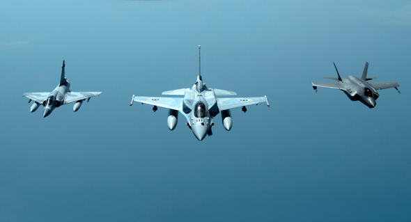 מימין: F35 אמריקאי, F16 ומיראז' 2000 של איחוד האמירויות מימין: F35 אמריקאי, F16 ומיראז' 2000 של איחוד האמירויות