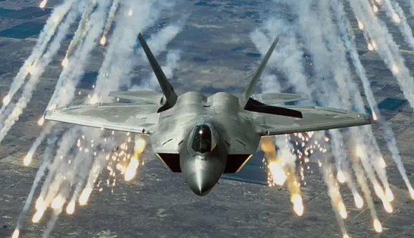 יכול ליפול כמו כל מטוס אחר. F22 משחרר נורי הטעייה נגד טילים יכול ליפול כמו כל מטוס אחר. F22 משחרר נורי הטעייה נגד טילים