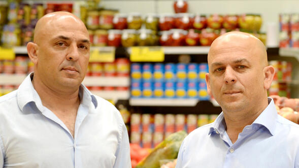 מימין שלומי אמיר ו יוסי אמיר בעלי פרשמרקט