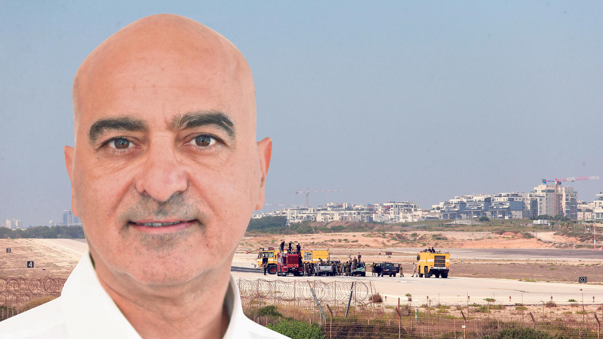 חנן מור על רקע שדה דב
