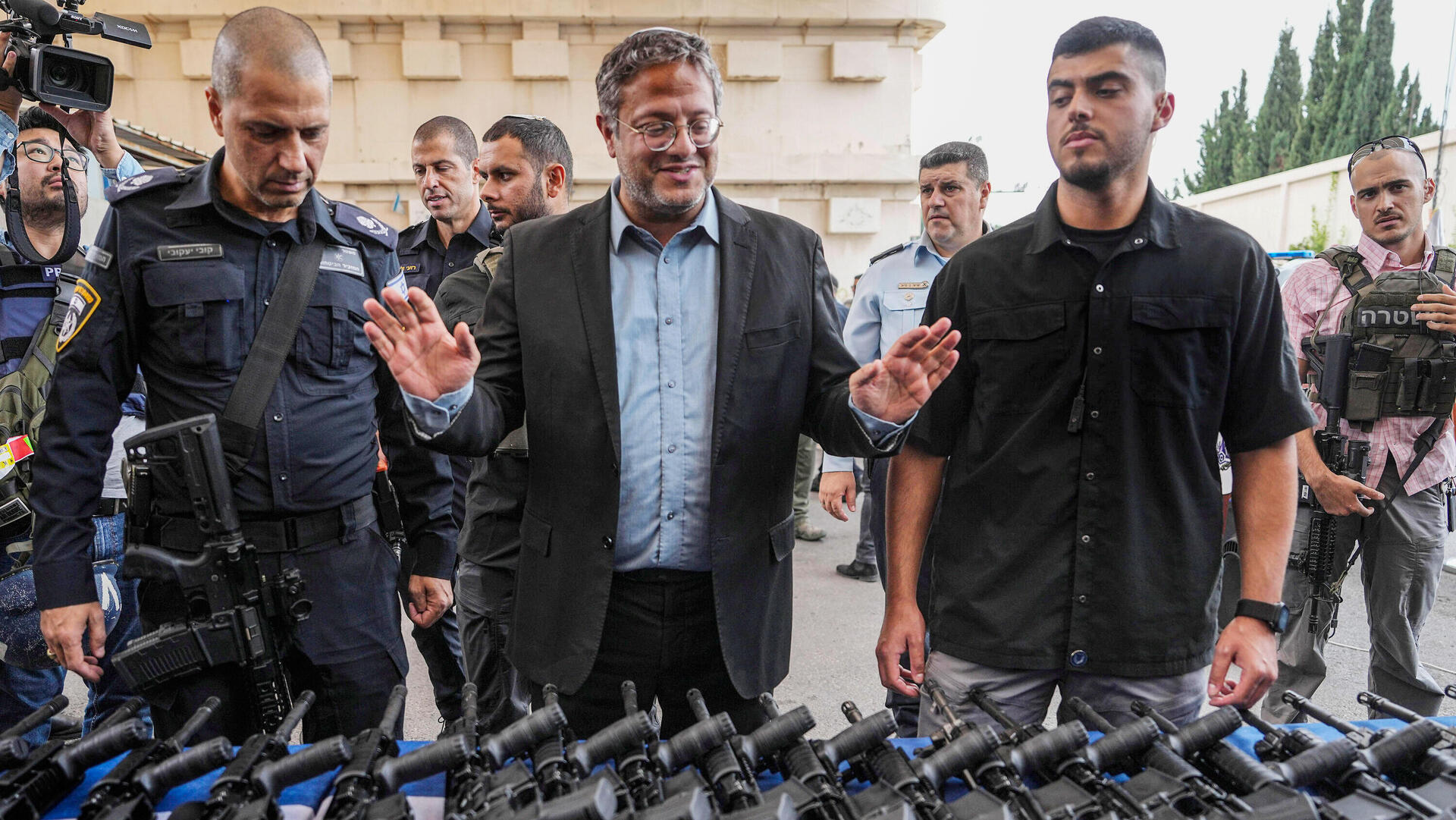 איתמר בן גביר ביקור ב חמ"ל של העירייה אשקלון הקמת כיתת כוננות חלוקת נשק נשקים חרבות ברזל