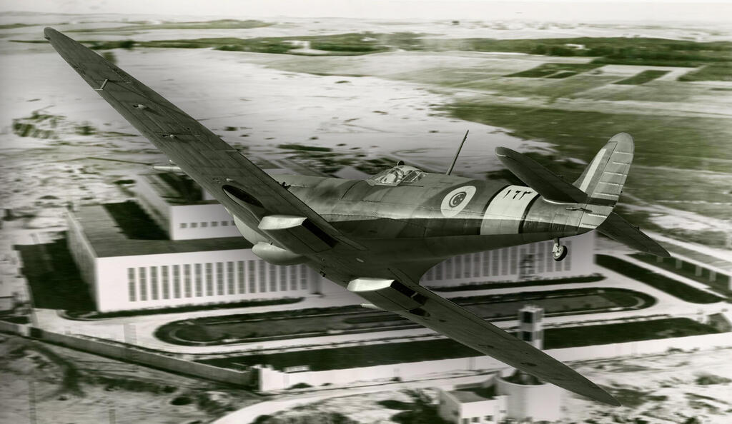 ספיטפייר מצרי פונה לעבר תחנת הכוח רידינג ב-1949 (צילום: DCS ארכיון חברת החשמל; התמונה עובדה באמצעות AI) הקברניט מלחמת העצמאות הגנה אווירית