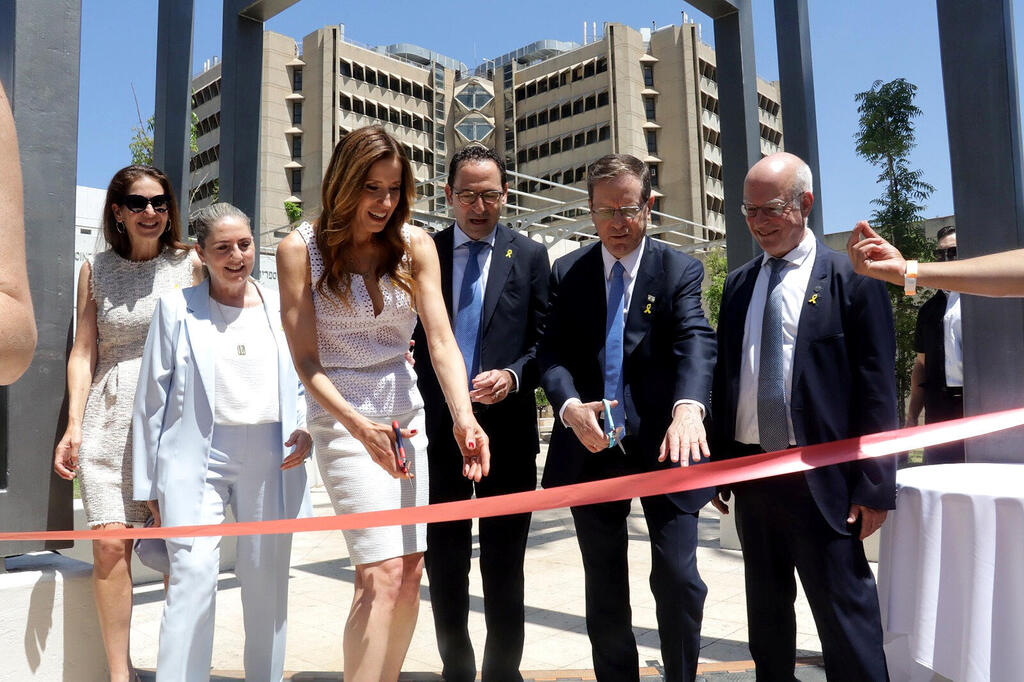 במרכז התמונה נשיא ומנכ"ל קרן ההשקעות בלקסטון ג'ונתן גריי ורעייתו מינדי ג'ון גריי נשיא המדינה יצחק הרצוג ורעייתו מיכל התרומה בסך כמעט חצי מיליארד שקל לפקולטה לרפואה באוניברסיטת תל אביב 